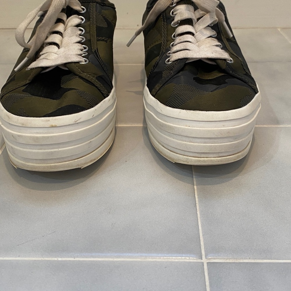 GIANNI BINI Womens Green Camouflage Print LaceUp Platform Sneakers Shoes Size 9M - Picture 10 of 11